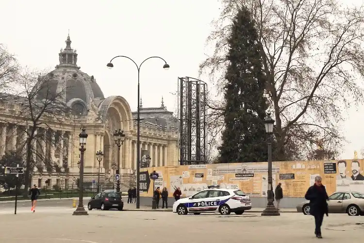 Carro de polícia em rua de Paris.