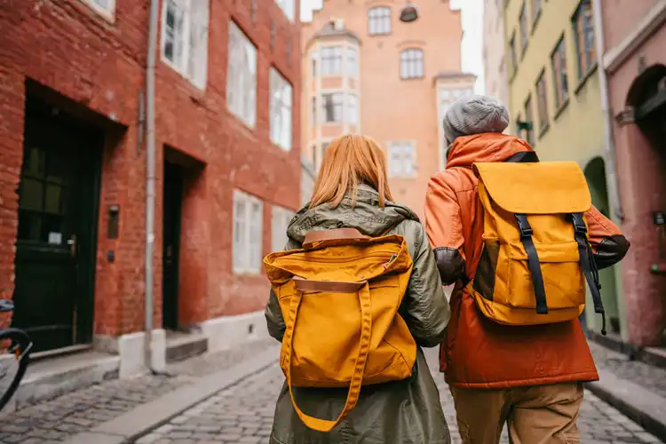Pessoas passeando pela Europa com Seguro viagem Schengen