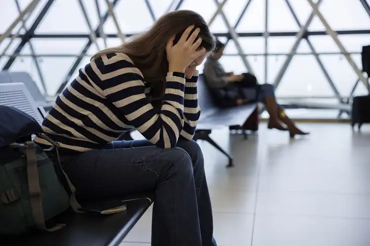 Mulher tensa antes de entrar em avião.