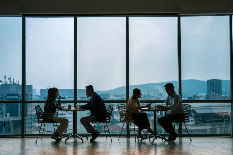 Pessoas fazem reunião.