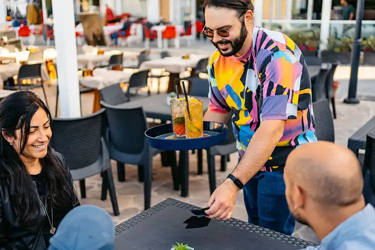 Garçom trabalhando em Malta