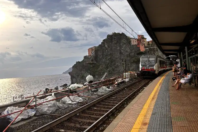 Linha de trem no litoral da Itália