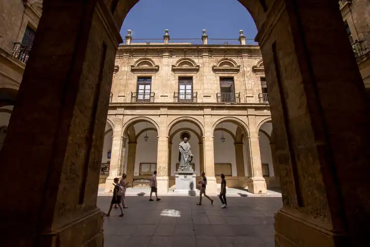 Interior da Universidade de Sevilha, uma das melhores universidades da Espanha