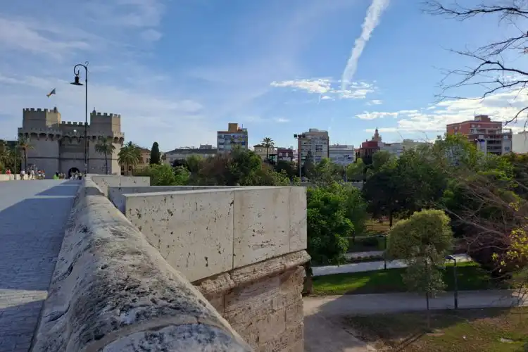 Valência, é uma boa cidade além de Madrid e Barcelona.