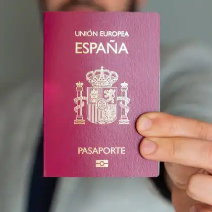 Pessoa segurando passaporte espanhol, uma das vantagens da cidadania espanhola