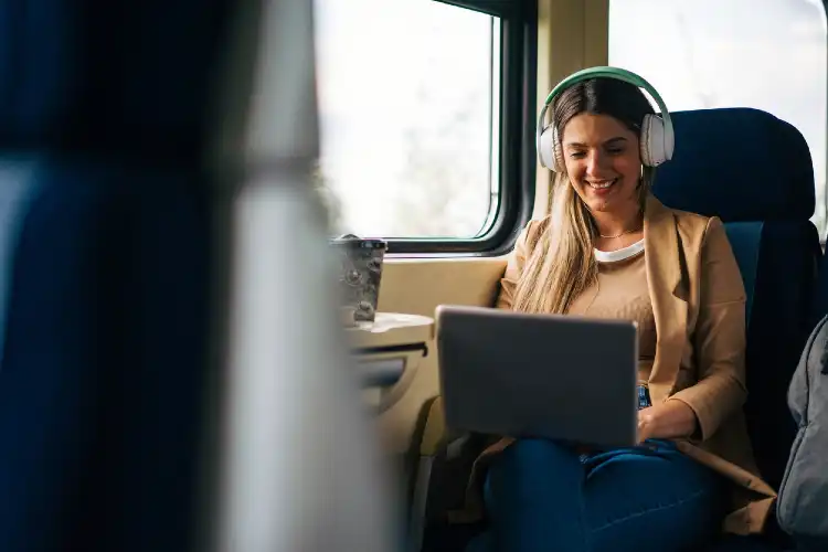 Mulher trabalhando como nômade digital na Europa.