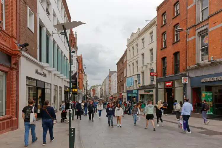 Pessoas caminhando em Dublin