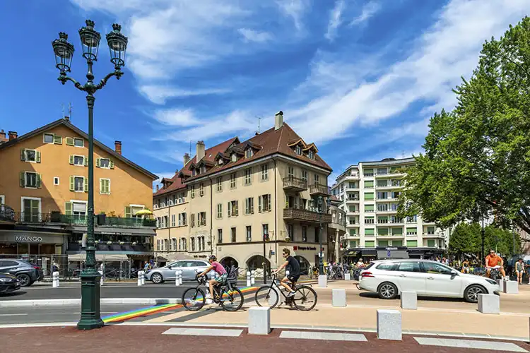 Annecy, cidade no sudeste na França tem bom custo de vida