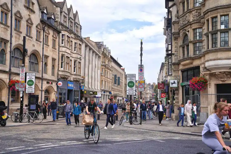 Pessoas caminhando no centro da cidade de Oxford.