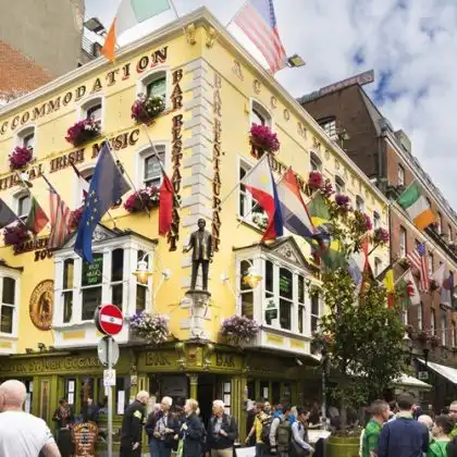 Diversos turistas em frente a tradicional bar irlandês da região do Temple Bar, em Dublin.