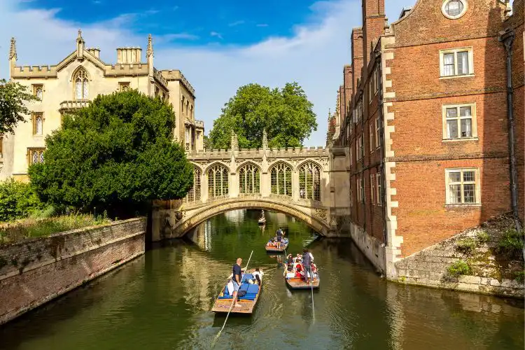 Pessoas no Rio Cam em Cambridge.