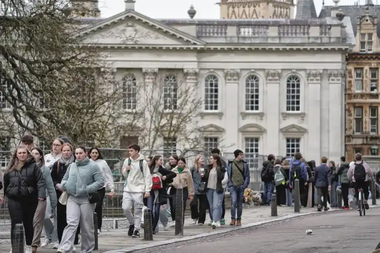 Pessoas caminhando em Cambridge.