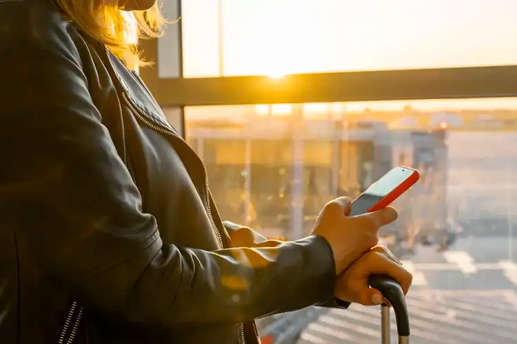 Mulher acionando o seguro viagem Nubank