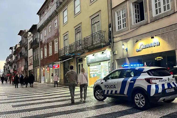 Viatura da polícia em rua do Porto, Portugal