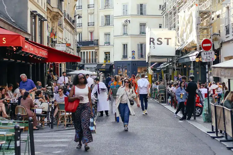 Moradores fazem compras e desfrutam de refeições em brasserie de Paris