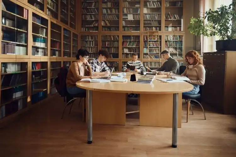 Alunos estudando em biblioteca da Inglaterra