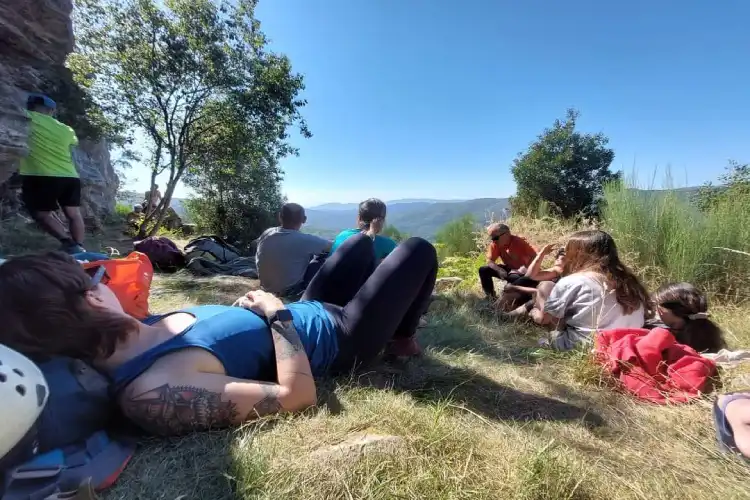 Pessoas descansando em uma serra.