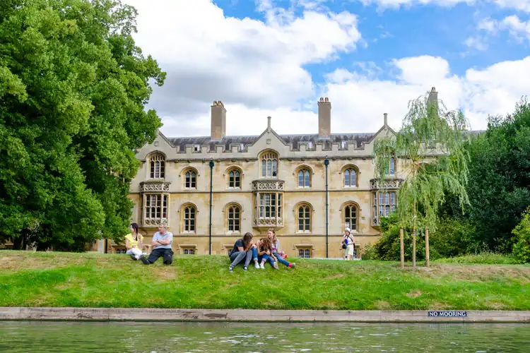 Estudantes de Cambridge, uma das melhores universidades da Europa.