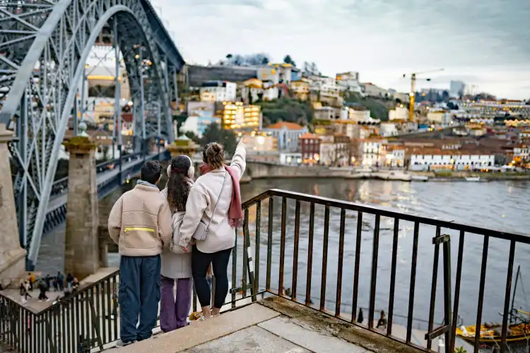Família de estrangeiros morando no Porto