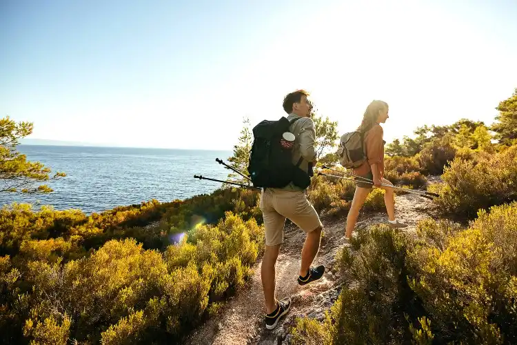 Casal curte paisagem de verão na Europa