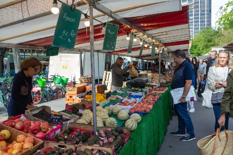Banca de frutas e legumes ao ar livre na França.