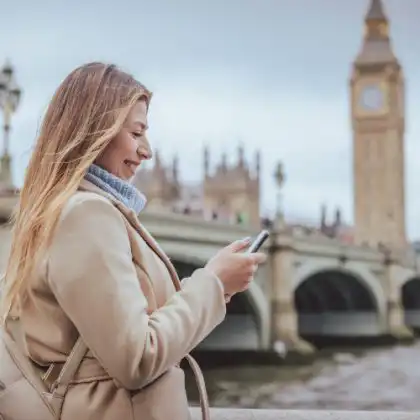 Mulher acessando a internet com chip Holafly na Inglaterra pelo celular.