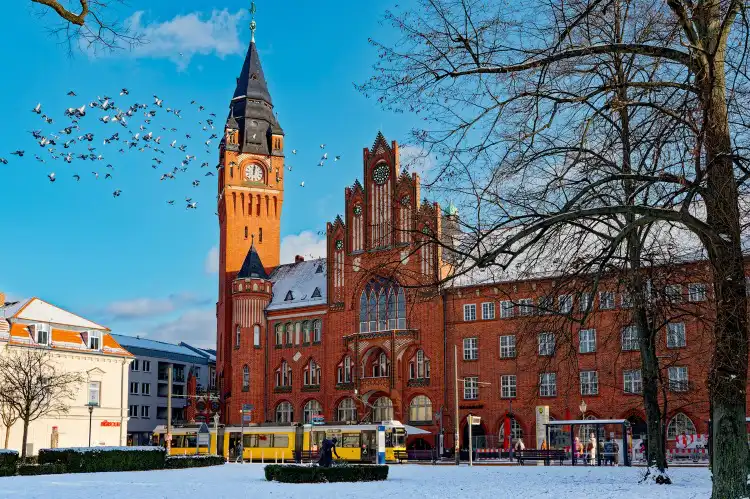 Paisagem de frio na Europa, com uma torre de relógio no horário de inverno