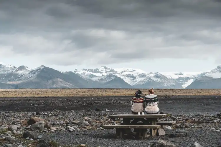 Montanhas com neve na Islândia