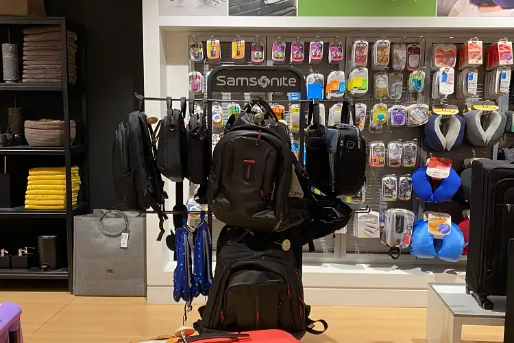 Seção de mochilas de viagem em loja de departamento.