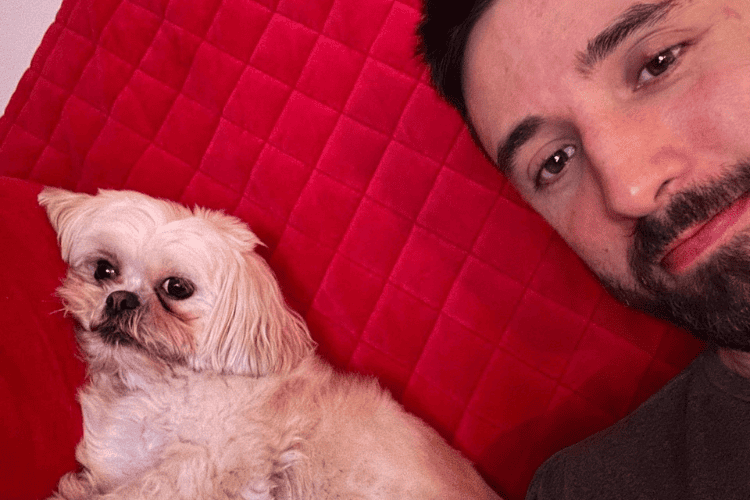 Gabriel Zanoni com sua cachorra de raça shih tzu.
