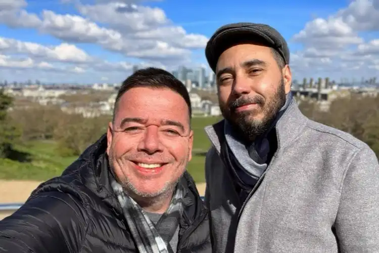 Luis e Mauricio se mudaram para Portugal. 