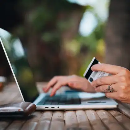 Pessoa transferindo dinheiro online
