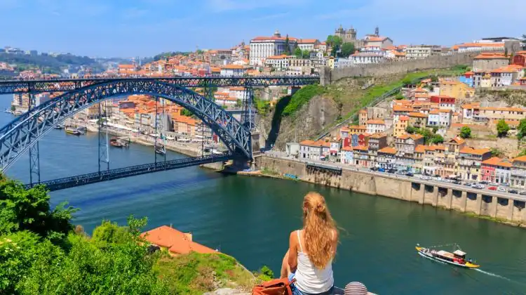 Mudar para Portugal sozinha tem suas vantagens e desvantagens.