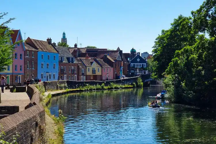 Casas na beira do rio de Norwich.