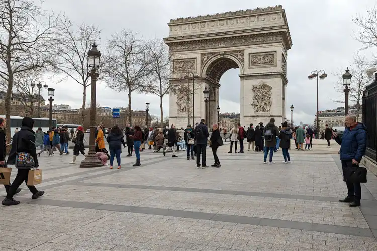 Vista do Arco do Triunfo, em Paris, perto de uma estação de metrô