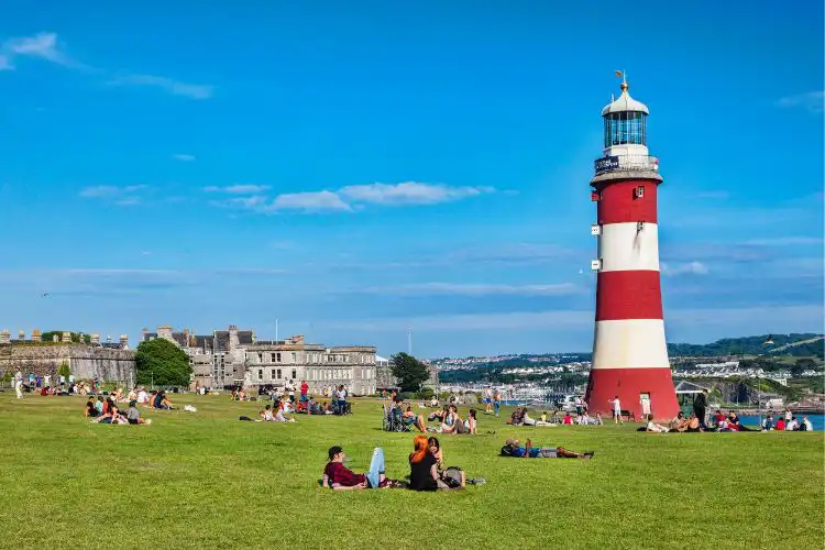 Plymouth em dia de sol.