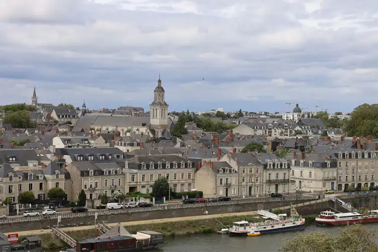 Prédios residenciais e históricos na cidade de Angers, uma das cidades com melhor qualidade de vida na França
