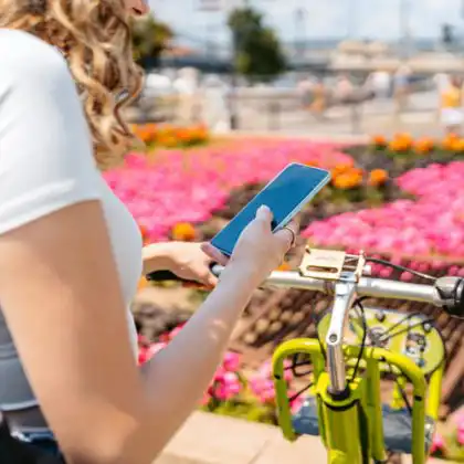 Viajante que sabia qual a melhor operadora de celular para usar no exterior.