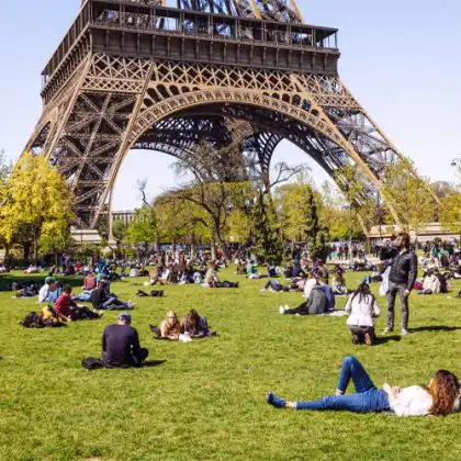 Pessoas desfrutam da qualidade de vida na França em frente a Torre Eiffel