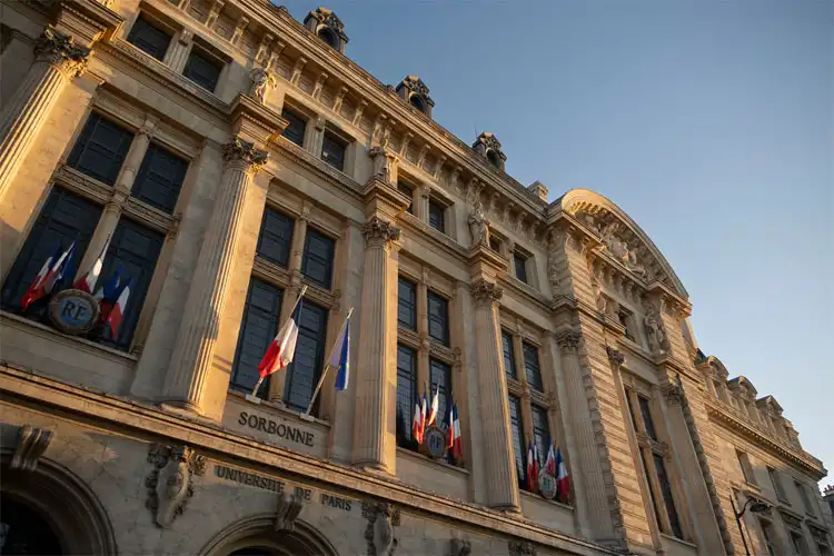 Prédio da Sorbonne em Paris, França, refletindo luz do sol suave