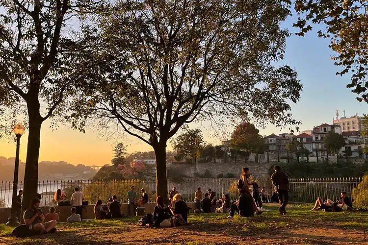 Miradouro no Porto, Portugal, reúne pessoas que buscam qualidade de vida