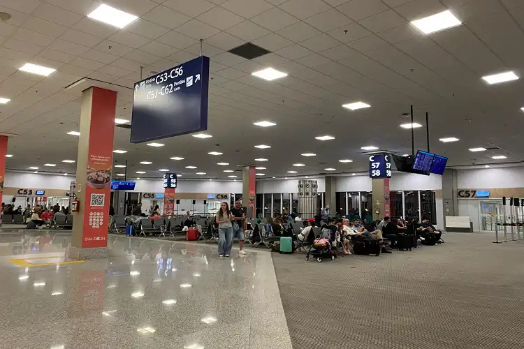 Saguão de aeroporto no Brasil