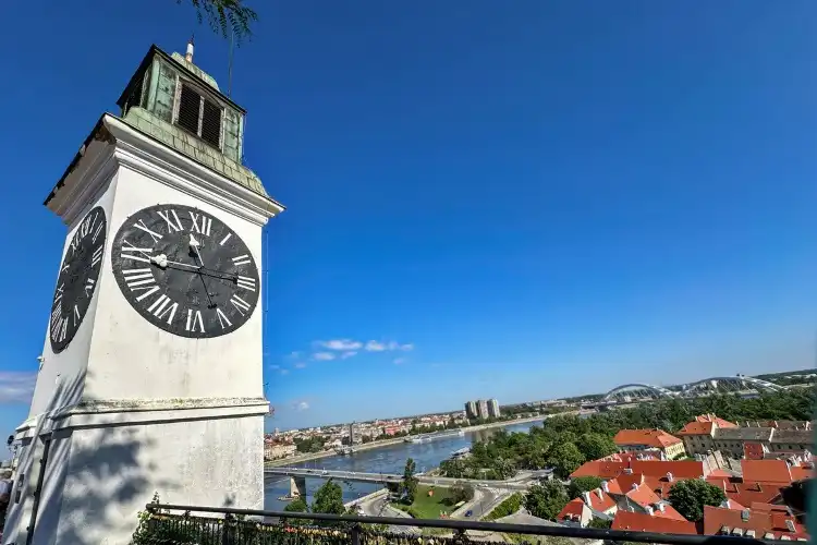 Torre de relógio no horário de verão na Europa