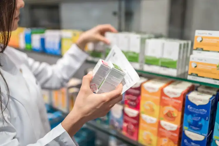 Farmacêutica com remédios