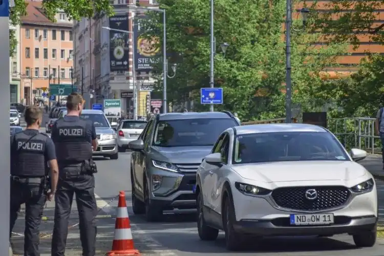 Policiais observando o trânsito urbano na Alemanha