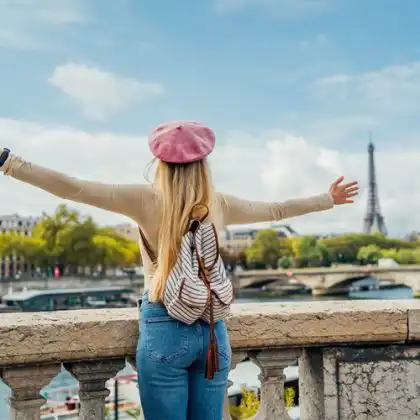 Turista olhando a paisagem em Paris