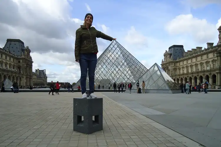 Carolina no Louvre em Paris