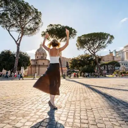 Mulher de costas viajando por Roma