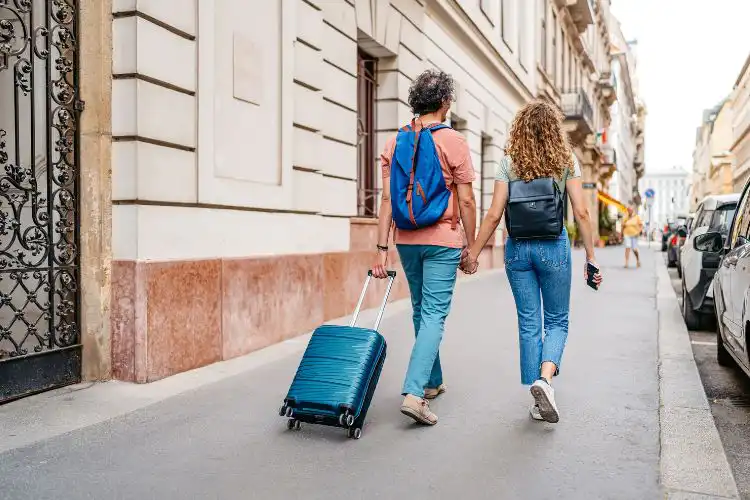 Casal andando na rua após usar o seguro viagem Mastercard