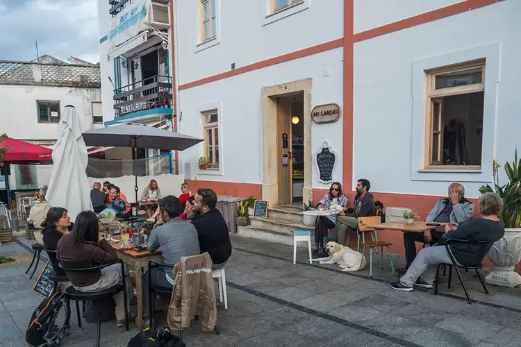 Pessoas em um bar em Portugal